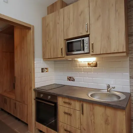 Almasy Apartmanhaz * غيولا